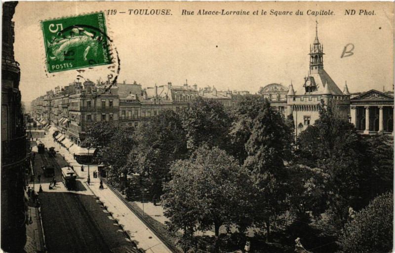 Carte postale ancienne Toulouse - Rue Alsace-Lorraine et le Square du Capitole à Toulouse