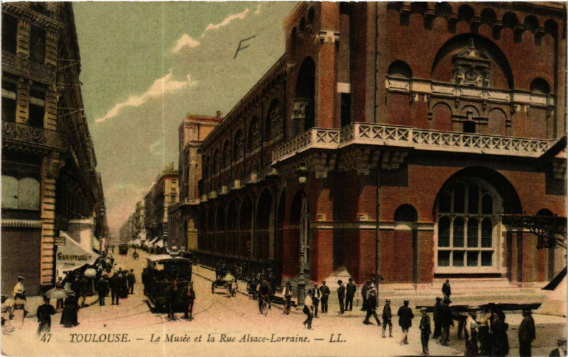 Carte postale ancienne Toulouse - Le Musée et la Rue Alsace-Lorraine à Toulouse