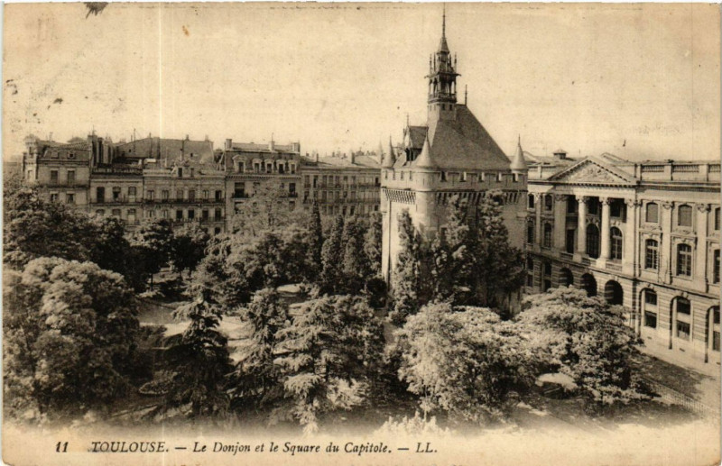 Carte postale ancienne Toulouse - Le Donjon et le Square du Capitole à Toulouse