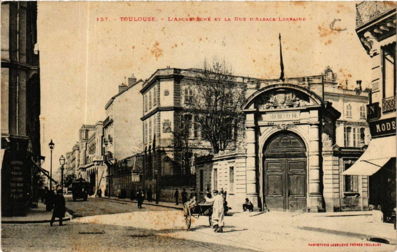 Carte postale ancienne Toulouse - L'Archevéché et la Rue d'Alsace-Lorraine à Toulouse