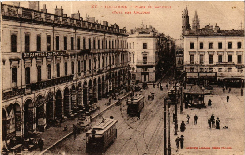Carte postale ancienne Toulouse - Place du Capitole (Coté des Arcades) à Toulouse