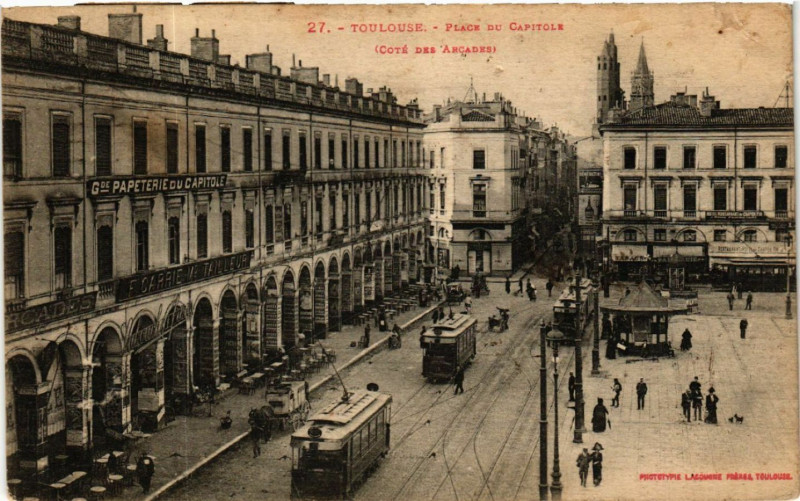 Carte postale ancienne Toulouse - Place du Capitole (Coté des Arcades) à Toulouse