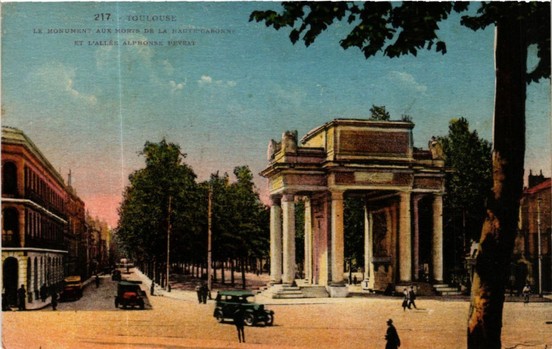 Carte postale ancienne Toulouse - Le Monumet aux Morts de la Haute-Garonne et l'Allée à Toulouse