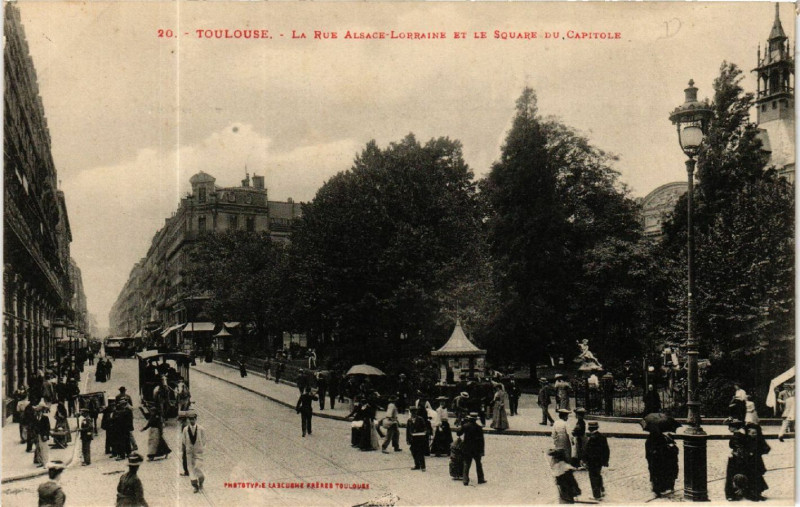 Carte postale ancienne Toulouse - La Rue Alsace-Lorraine et le Square du Capitole à Toulouse