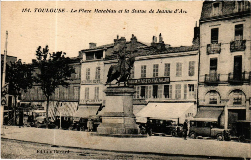 Carte postale ancienne Toulouse - La Place Matabiau et la Statue de Jeanned'Arc à Toulouse