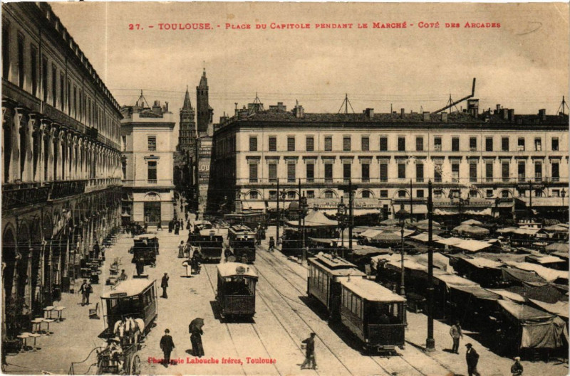 Carte postale ancienne Toulouse - La Place du Capitole pendant le marché-Coté des Arcades à Toulouse