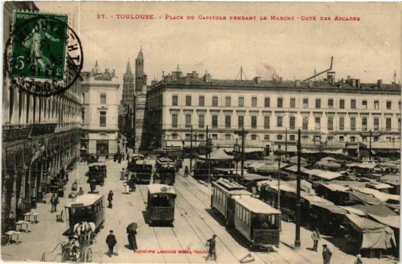Carte postale ancienne Toulouse - La Place du Capitole pendant le marché-Coté des Arcades à Toulouse