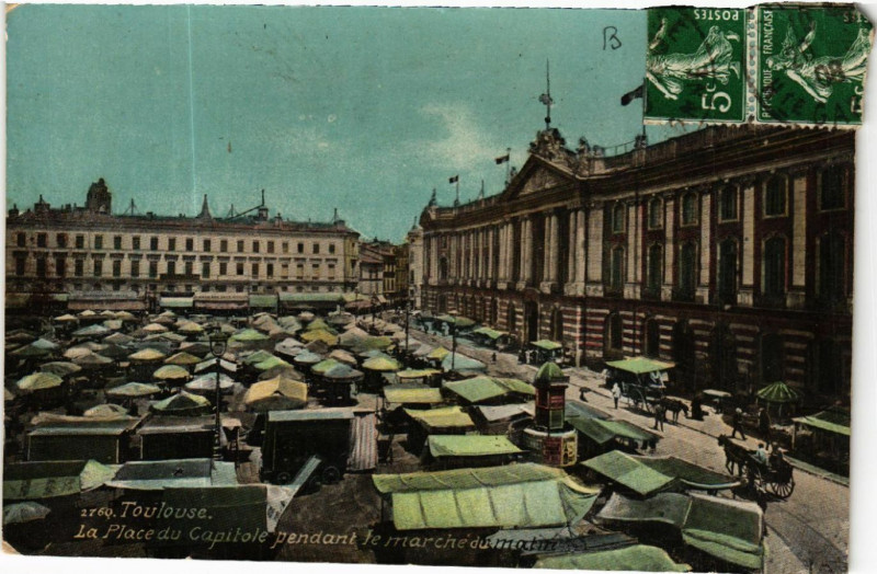 Carte postale ancienne Toulouse - La Place du Capitole pendant le marché du matin à Toulouse