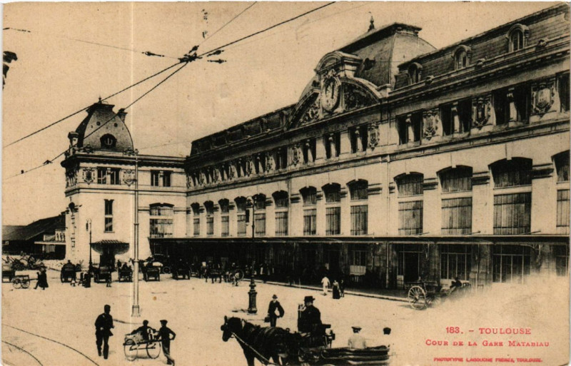Carte postale ancienne Toulouse - Cour de la Gare Matabiau à Toulouse