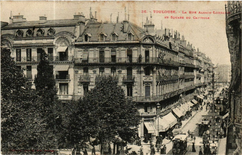 Carte postale ancienne Toulouse - La Rue Alsace-Lorraine et Square du Capitole à Toulouse