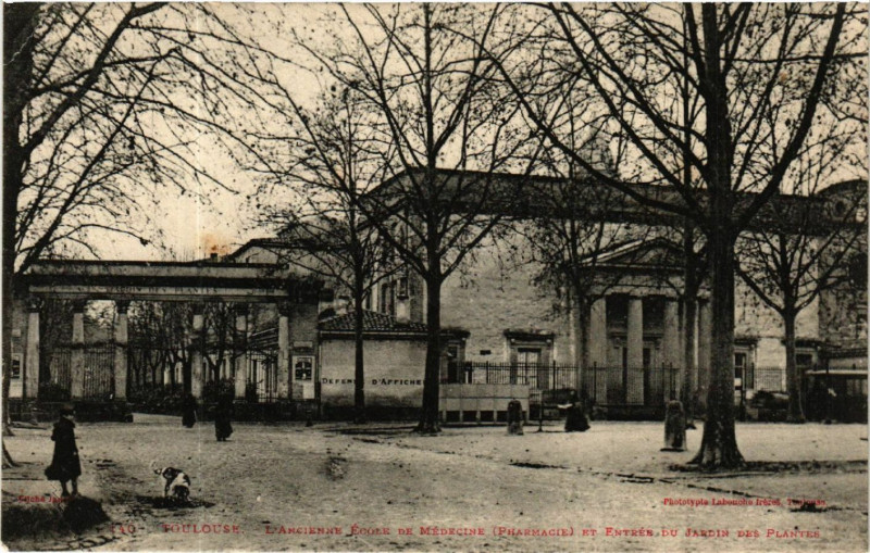 Carte postale ancienne Toulouse L'Ancienne Ecole de Médicine (Pharmacie) et Entrée du... à Toulouse