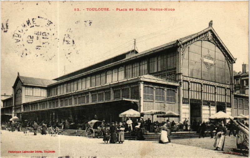 Carte postale ancienne Toulouse - Place et Halle Victor-Hugo à Toulouse