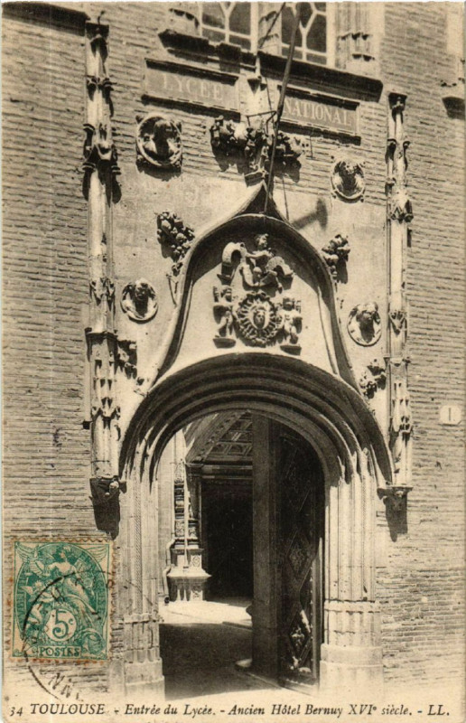 Carte postale ancienne Toulouse - Entrée du Lycée - Ancien Hotel Bernuy Xvi siécle à Toulouse