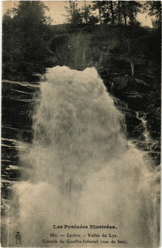 Carte postale ancienne Luchon - Vallée du Lys - Cascade du Gouffre-Infernal (vue de face)