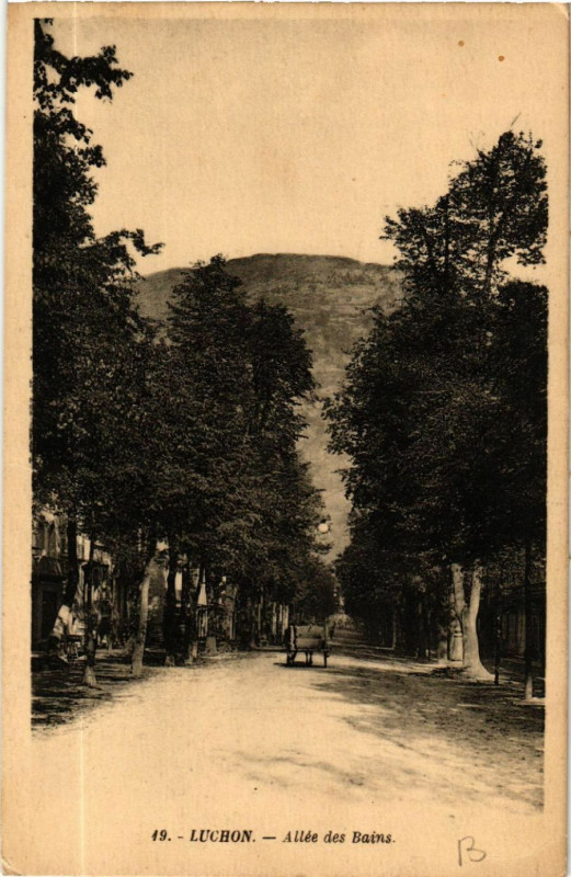 Carte postale ancienne Luchon - Allée des Bains