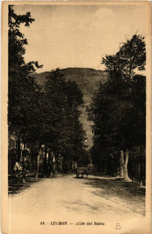 Carte postale ancienne Luchon - Allée des Bains