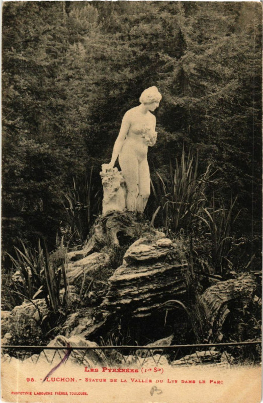 Carte postale ancienne Les Pyrénées - Luchon - Statue de la Vallée du Lys dans le Parc