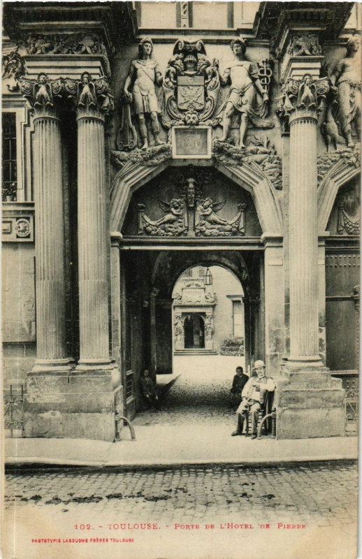 Carte postale ancienne Toulouse - Porte de l'Hotel de Pierre à Toulouse