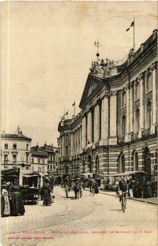 Carte postale ancienne Toulouse - Place du Capitole pendant le Marché (coté Est) à Toulouse