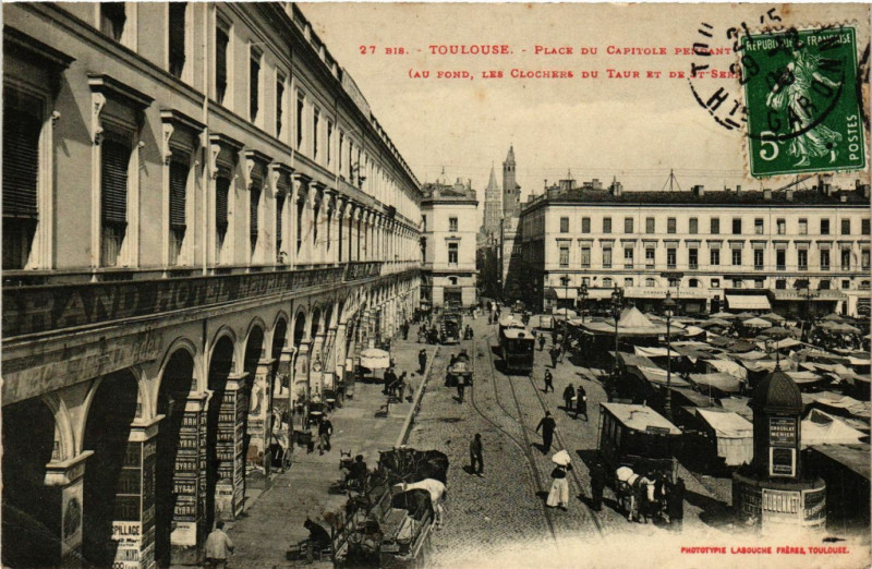 Carte postale ancienne Toulouse - Place du Capitole Pendant (Au Fond les Clochers du à Toulouse