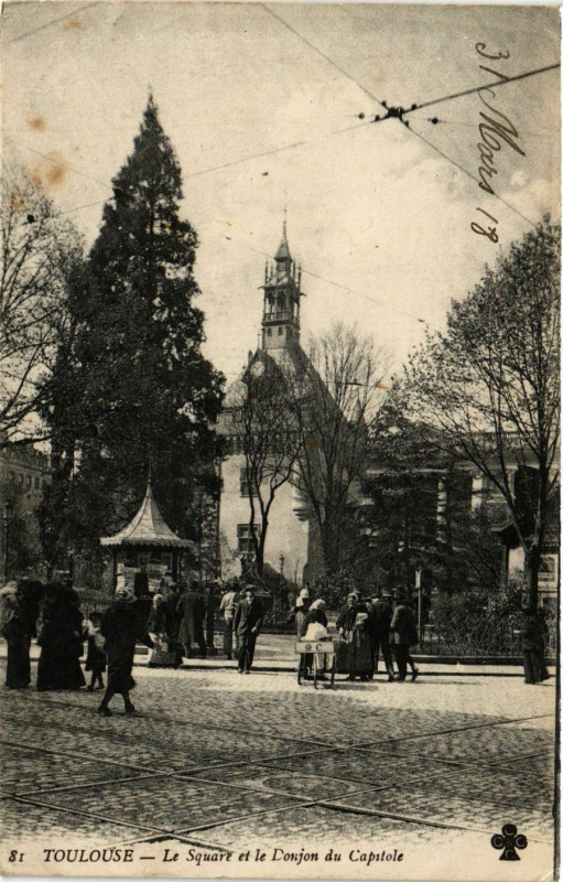 Carte postale ancienne Toulouse - Le Square et le Donjon du Capitole à Toulouse