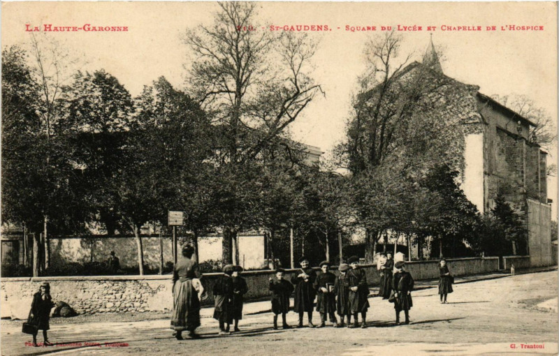 Carte postale ancienne Saint-Gaudens - Square du Lycée et Chapelle de L'Hospice à Saint-Gaudens
