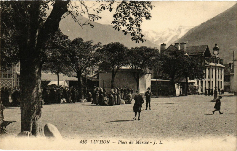 Carte postale ancienne Luchon - Place du Marché