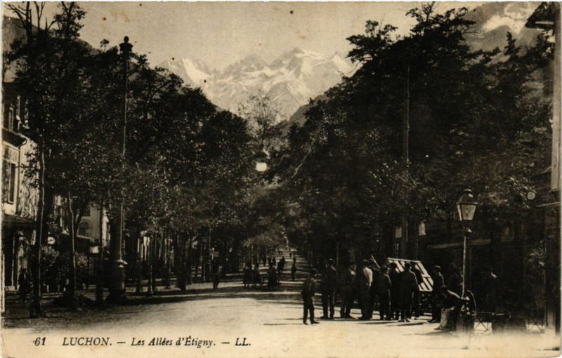 Carte postale ancienne Luchon - Les Allées d'Etigny