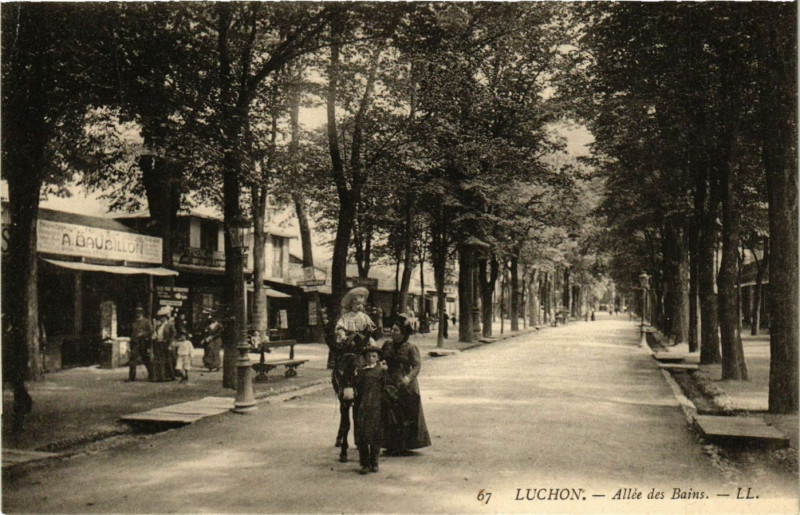 Carte postale ancienne Luchon - Allée des Bains