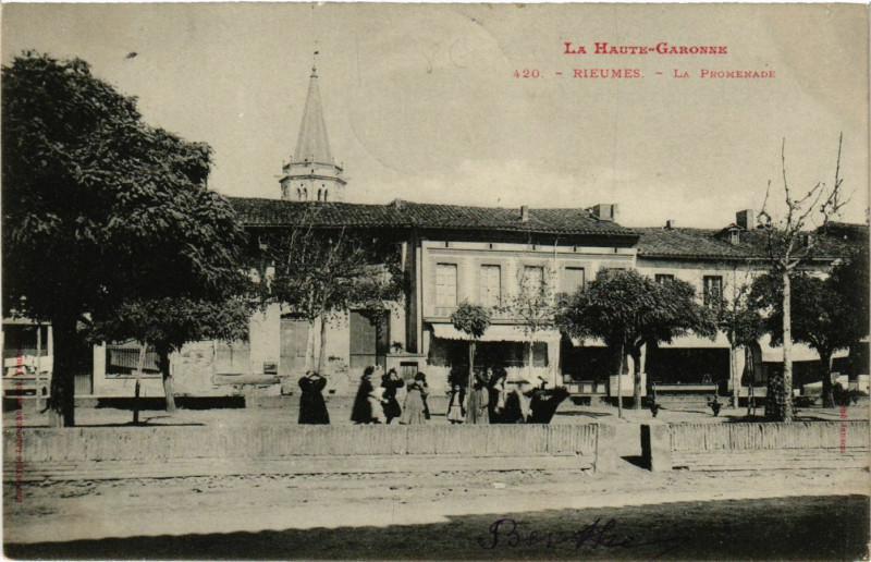 Carte postale ancienne La Haute-Garonne - Rieumes - La Promenade à Rieumes