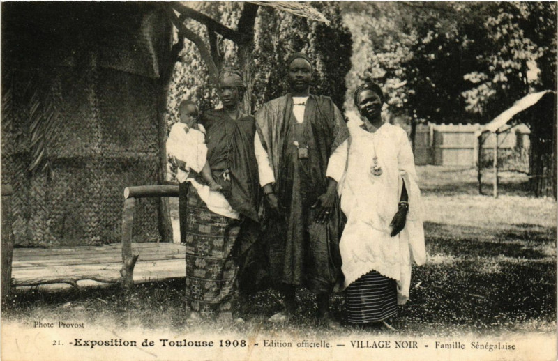 Carte postale ancienne Exposition de Toulouse 1908 - Village Noir - Famille Sénégalaise à Toulouse
