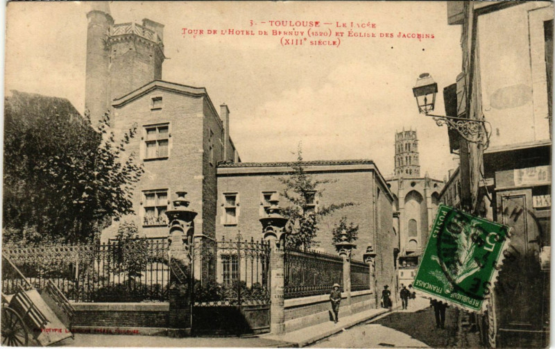 Carte postale ancienne Toulouse - Le Lycée - Tour de l'Hotel de Bernuy (1620) et Eglise à Toulouse