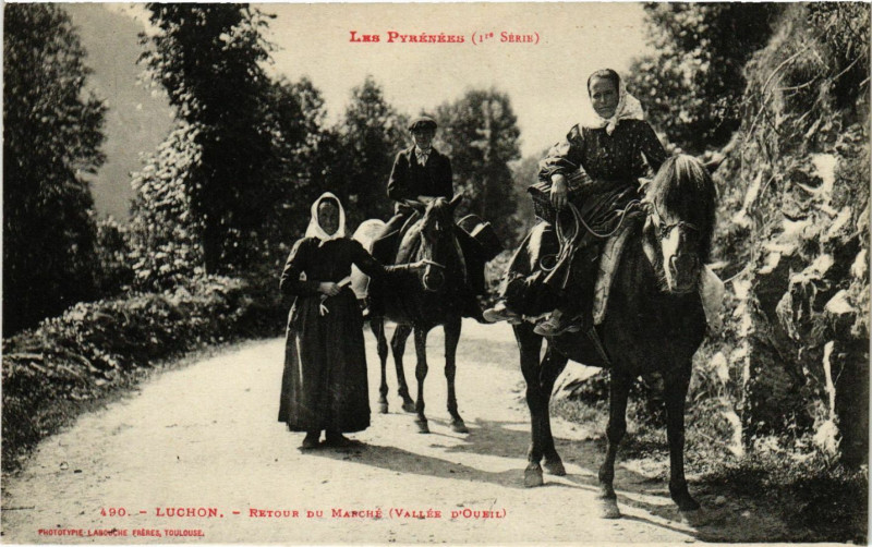 Carte postale ancienne Luchon - Retour du Marche