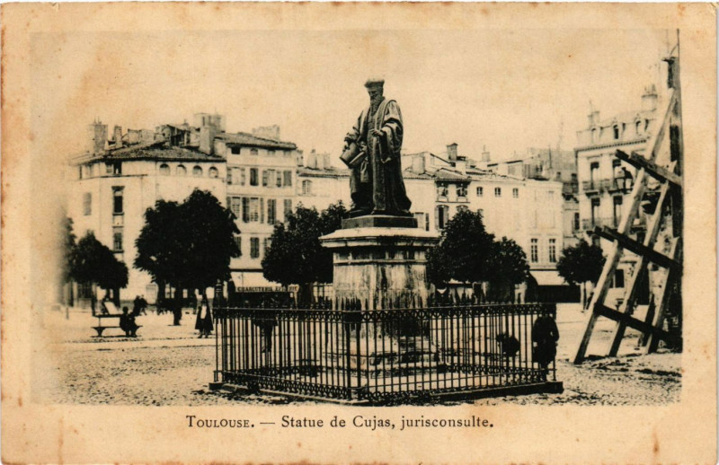 Carte postale ancienne Toulouse - Statue de Cujas jurisconsulte à Toulouse