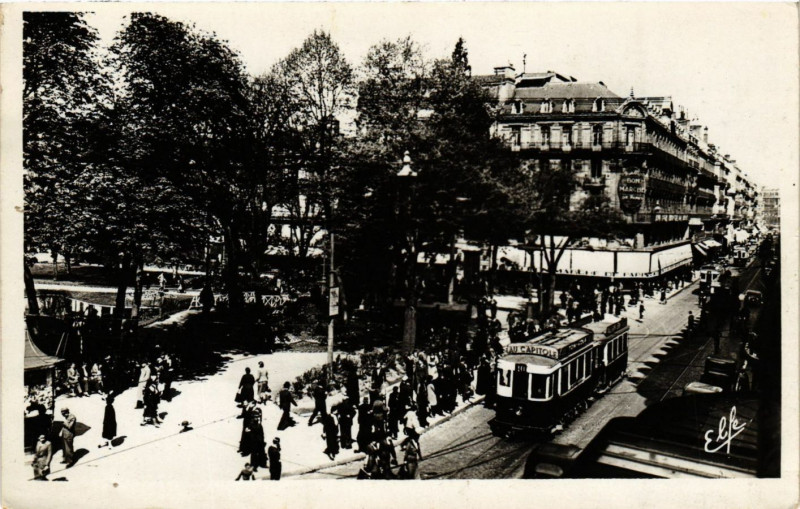 Carte postale ancienne Toulouse - La Rue d'Alsace-Lorraine et le Square du Capitole à Toulouse