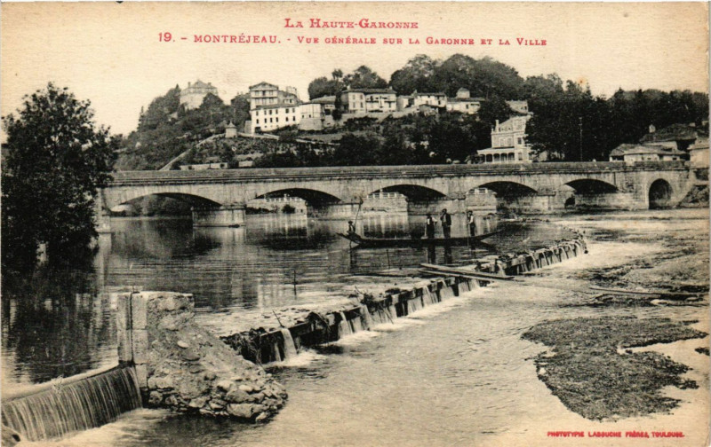 Carte postale ancienne Montrejeau - Vue générale sur la Garonne et la Ville à Montréjeau
