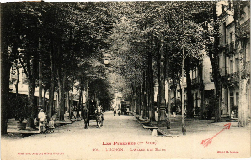 Carte postale ancienne Luchon - L'Allée des Bains
