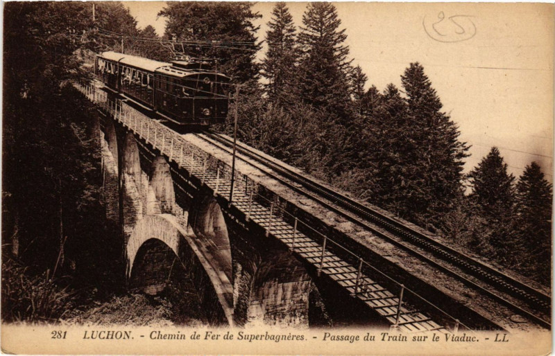 Carte postale ancienne Luchon - Chemin de Fer de Superbagneres - Passage du Train