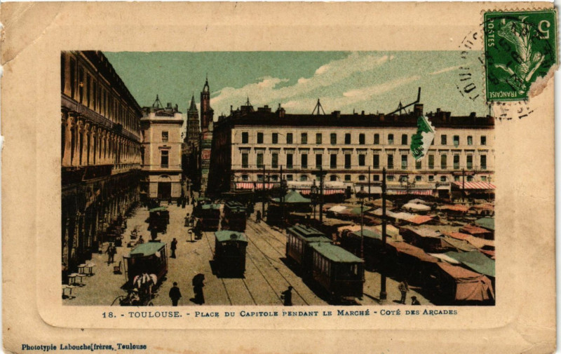 Carte postale ancienne Toulouse - Place du Capitole pendant le Marche - Cote des Arcades à Toulouse