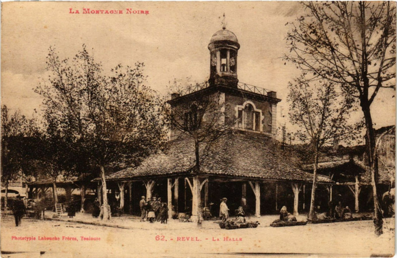 Carte postale ancienne Revel - La Halle à Revel