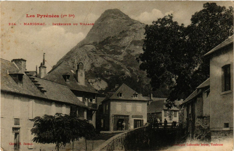 Carte postale ancienne Marignac - Interieur du Village à Marignac