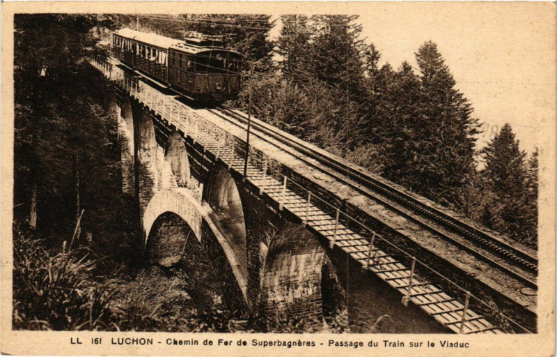 Carte postale ancienne Luchon Chemin de Fer de Superbagneres Passage du Train sur le V