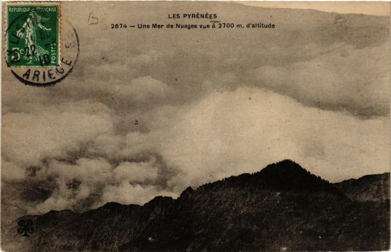 Carte postale ancienne Les Pyrénées Une Mer de Nuages vue a 2700 m.d'altitude