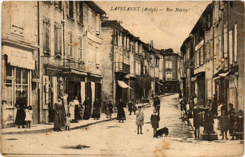 Carte postale ancienne Lavelanet Rue Narieu à Lavelanet