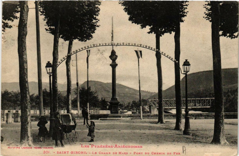 Carte postale ancienne Saint-Girons Le Champ de Mars, Pont du Chemin de Fer à Saint-Girons