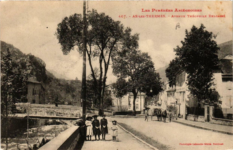 Carte postale ancienne Ax-les-Thermes Avenue Theophile Delcassé à Ax-les-Thermes