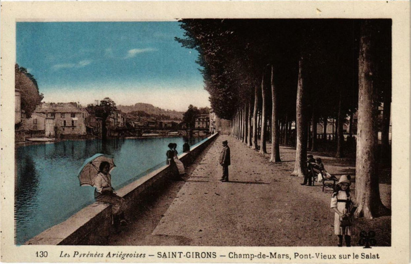 Carte postale ancienne Saint-Girons Champ de Mars, Pont Vieux sur le Salat à Saint-Girons
