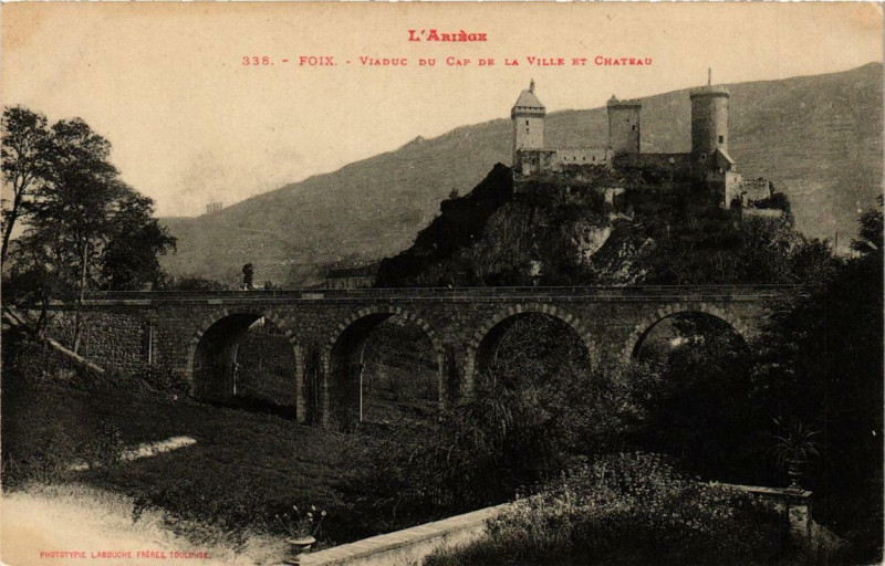 Carte postale ancienne Foix Viaduc du Cap de la Ville et Chateau à Foix