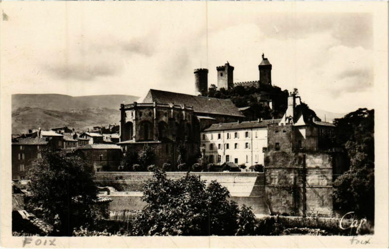 Carte postale ancienne Foix- vue sur le Chateau,La Prefecture et Eglise France à Foix