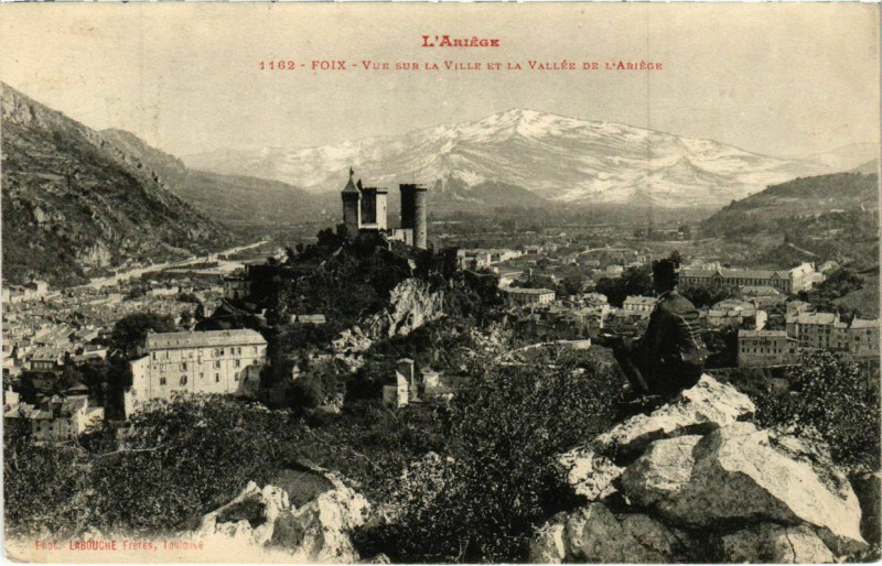 Carte postale ancienne Foix- vue sur la ville et la vallee de l'Ariege France à Foix